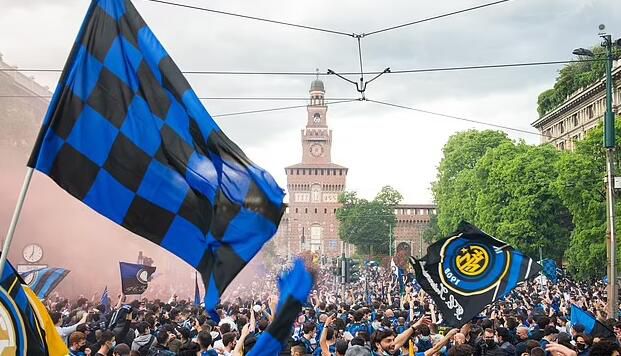 当利物浦和英格兰面临压力时，他需要成为一名有韧性的防守球员。